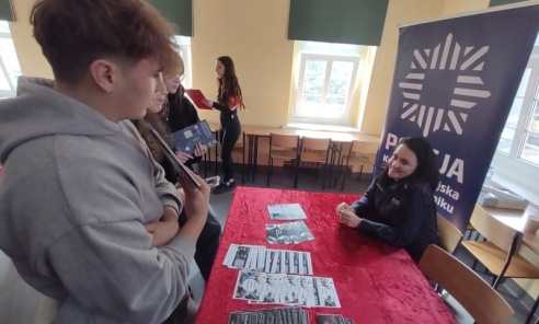 Promowali służbę w policji na targach pracy i przedsiębiorczości - Serwis informacyjny z Wodzisławia Śląskiego - naszwodzislaw.com