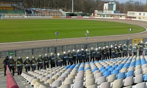 Policyjne ćwiczenia na stadionie w Rybniku - Serwis informacyjny z Wodzisławia Śląskiego - naszwodzislaw.com