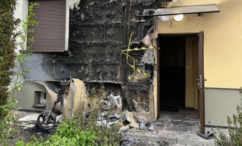 Policjanci z Boguszowic wyjaśniają przyczyny pożaru. Spłonął motocykl, zapaliła się elewacja - Serwis informacyjny z Wodzisławia Śląskiego - naszwodzislaw.com