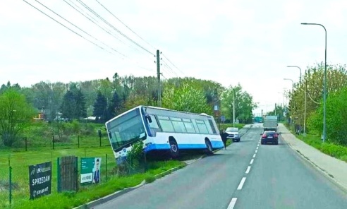 Autobus zjechał do rowu przy Świerklańskiej - Serwis informacyjny z Wodzisławia Śląskiego - naszwodzislaw.com