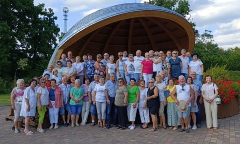 Emeryci i renciści ze Świerklan Dolnych pożegnali lato w dworze w Łukowie Śląskim - Serwis informacyjny z Wodzisławia Śląskiego - naszwodzislaw.com