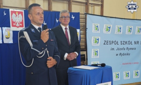 Rozpoczęcie roku szkolnego klasy mundurowej z udziałem zastępcy komendanta - Serwis informacyjny z Wodzisławia Śląskiego - naszwodzislaw.com