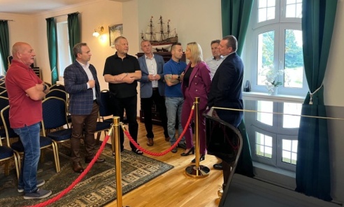 Goście z gminy Poświętna z wizytą w łukowskim dworze - Serwis informacyjny z Wodzisławia Śląskiego - naszwodzislaw.com