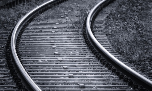 Dramatyczna sytuacja na torach w Czerwionce-Leszczynach. Nietrzeźwy mężczyzna przeżył spotkanie z pociągiem - Serwis informacyjny z Wodzisławia Śląskiego - naszwodzislaw.com