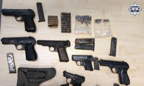 Na strychu znalazł broń, powiadomił policję. Pistolety trafiły do muzeum - Serwis informacyjny z Wodzisławia Śląskiego - naszwodzislaw.com