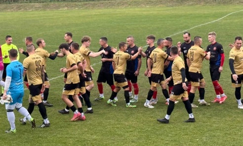 Wielkie derby dla LKS BraxTon Raszczyce. Szalę zwycięstwa przechylił strzał życia - Serwis informacyjny z Rybnika - naszraciborz.pl