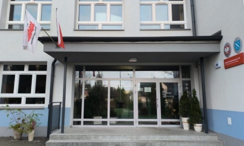 Protest nauczycieli i pracowników oświaty. Szkoły i przedszkola oflagowane - Serwis informacyjny z Rybnika - naszraciborz.pl