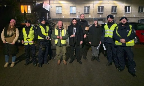 Policjanci z Boguszowic wspólnie z samorządowcami rozdawali mieszkańcom odblaski Policjanci z Boguszowic wspólnie z samorządowcami rozdawali mieszkańcom odblaski - Serwis informacyjny z Wodzisławia Śląskiego - naszwodzislaw.com