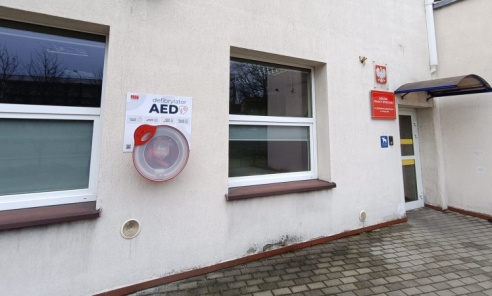 Nowy defibrylator AED przy Ośrodku Pomocy Społecznej w Czerwionce-Leszczynach - Serwis informacyjny z Wodzisławia Śląskiego - naszwodzislaw.com