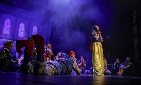 Królewna Śnieżka po rybnicku. Baśń, która bawi i pomaga [FOTO] - Serwis informacyjny z Wodzisławia Śląskiego - naszwodzislaw.com