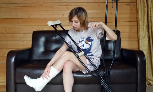 Poślizgnąłeś się i złamałeś nogę w drodze do pracy? Możesz otrzymać 100 proc. zasiłku chorobowego - Serwis informacyjny z Rybnika - naszraciborz.pl