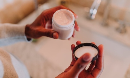 Jakie błędy w pielęgnacji są najczęstszą przyczyną pękających pięt? - Serwis informacyjny z Wodzisławia Śląskiego - naszwodzislaw.com