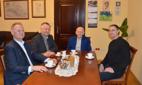 Pół wieku budowania sportu – niezwykła wizyta 96-letniego trenera Tadeusza Jarneckiego w Starostwie Powiatowym - Serwis informacyjny z Rybnika - naszraciborz.pl
