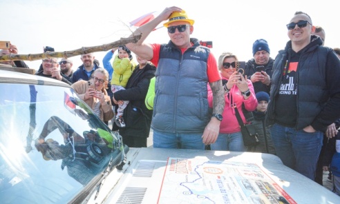 Z Tajlandii do Chałupek: Kultowe Fiaty i Polonez tłumnie powitane w ojczyźnie [FOTO i WIDEO] - Serwis informacyjny z Wodzisławia Śląskiego - naszwodzislaw.com