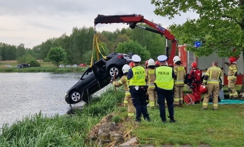 Audi wpadło do stawu. Kierowca zdołał się uratować - Serwis informacyjny z Wodzisławia Śląskiego - naszwodzislaw.com