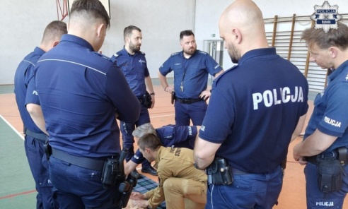 Strażacy szkolą policjantów z pierwszej pomocy. Wspólne ćwiczenia w Rybniku - Serwis informacyjny z Wodzisławia Śląskiego - naszwodzislaw.com