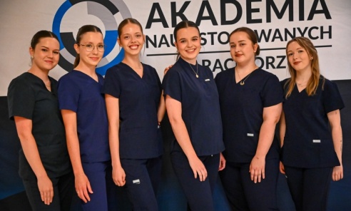 Czepkowanie studentów pielęgniarstwa w Raciborzu. Symboliczny początek zawodowej drogi [FOTO i WIDEO] - Serwis informacyjny z Rybnika - naszraciborz.pl