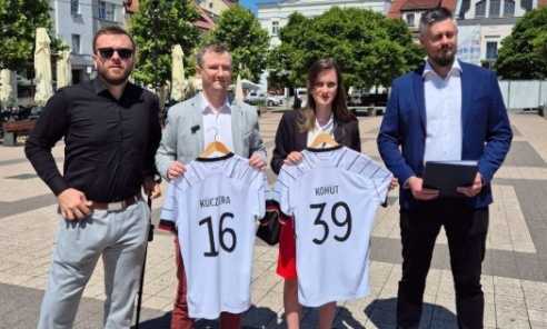 Koszulki reprezentacji Niemiec dla polityków. Kontrowersyjna akcja Konfederacji na rynku w Rybniku - Serwis informacyjny z Wodzisławia Śląskiego - naszwodzislaw.com