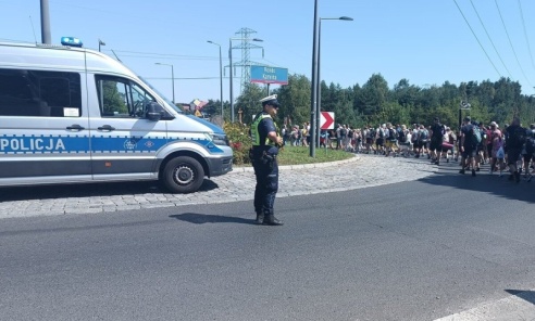 81. Rybnicka Pielgrzymka ruszyła na Jasną Górę. Policjanci zadbali o bezpieczne przejście przez miasto - Serwis informacyjny z Wodzisławia Śląskiego - naszwodzislaw.com