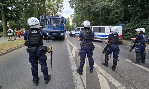 Mecz podwyższonego ryzyka w Rybniku. Na trybunach pojawiła się pirotechnika - Serwis informacyjny z Wodzisławia Śląskiego - naszwodzislaw.com