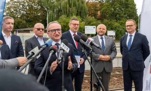 Pociągi wróciły na trasę Rybnik–Pszczyna. Jest więcej połączeń i krótsza podróż Pociągi wróciły na trasę Rybnik–Pszczyna. Jest więcej połączeń i krótsza podróż - Serwis informacyjny z Wodzisławia Śląskiego - naszwodzislaw.com
