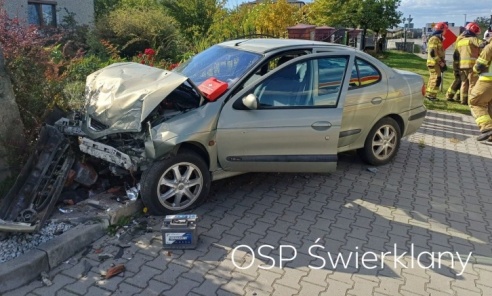 Wypadek w Świerklanach. Samochód uderzył w słup, 77-latka trafiła do szpitala - Serwis informacyjny z Rybnika - naszraciborz.pl