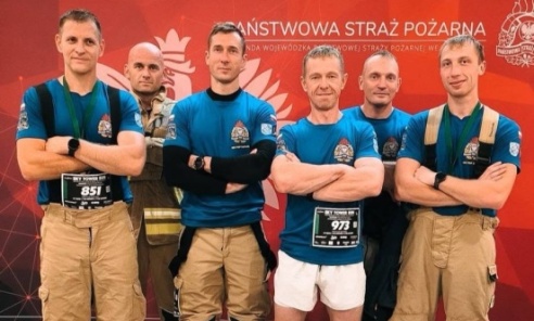 49 pięter w pełnym umundurowaniu. Strażacy z Rybnika zmierzyli się ze Sky Tower Run - Serwis informacyjny z Wodzisławia Śląskiego - naszwodzislaw.com