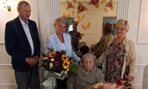 Piękny jubileusz w Kamieniu. Pani Marianna Śmigielska ma już 100 lat Piękny jubileusz w Kamieniu. Pani Marianna Śmigielska ma już 100 lat - Serwis informacyjny z Wodzisławia Śląskiego - naszwodzislaw.com