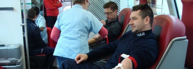 Rybniccy policjanci wzięli udział w mikołajkowej akcji oddawania krwi - Serwis informacyjny z Wodzisławia Śląskiego - naszwodzislaw.com