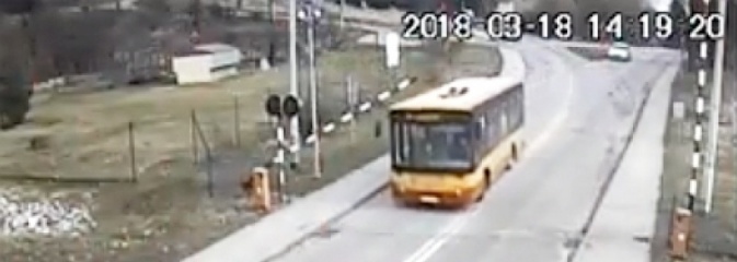 Kierowca autobusu jak Kamikadze. Z pasażerami wciska się pod szlabany WIDEO - Serwis informacyjny z Wodzisławia Śląskiego - naszwodzislaw.com