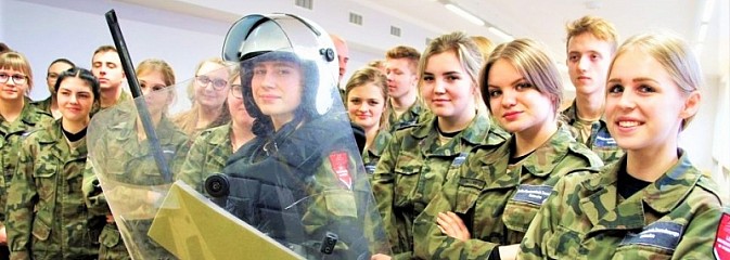 Klasa mundurowa odwiedziła rybnicką komendę policji - Serwis informacyjny z Wodzisławia Śląskiego - naszwodzislaw.com