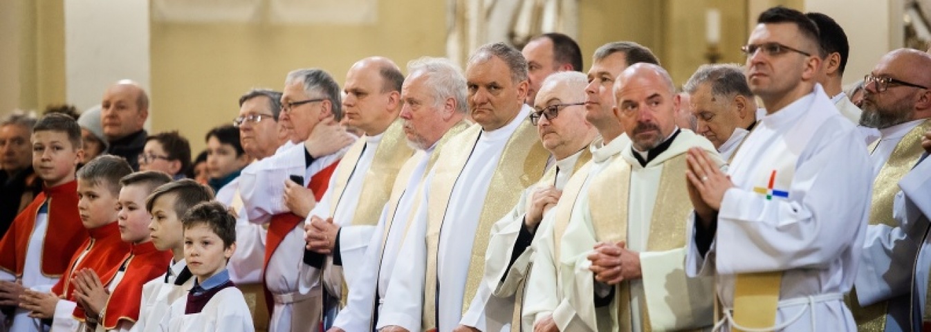 Watykan: w okresie Świąt księża mogą odprawiać po cztery msze dziennie  - Serwis informacyjny z Wodzisławia Śląskiego - naszwodzislaw.com