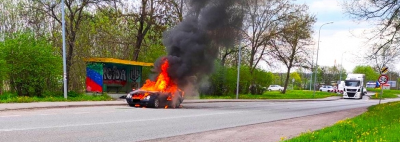 Samochód w ogniu w Stanowicach. Paliwo płonęło na jezdni - Serwis informacyjny z Wodzisławia Śląskiego - naszwodzislaw.com